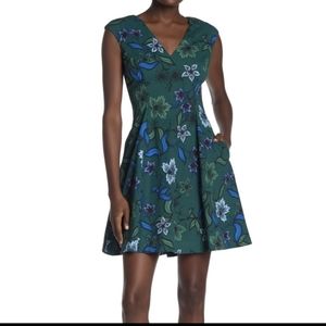 VINCE CAMUTO Floral V-neck Taylored Dress